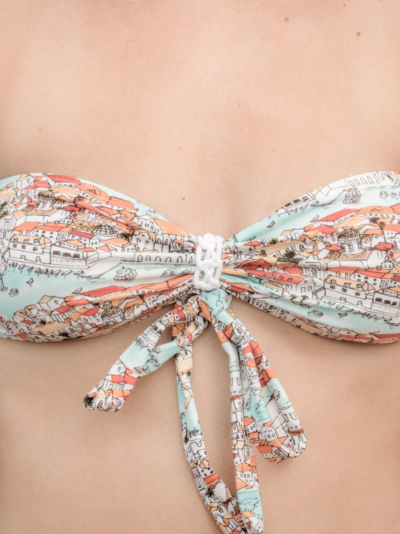THEONI PARIS - marque éco-responsable - maillot de bain bandeau 2 pièces bikini, à nouer sur le milieu devant ou dans le cou, imprimé lumineux, tissu de haute qualité italien, maillot fabriqué en Italie.